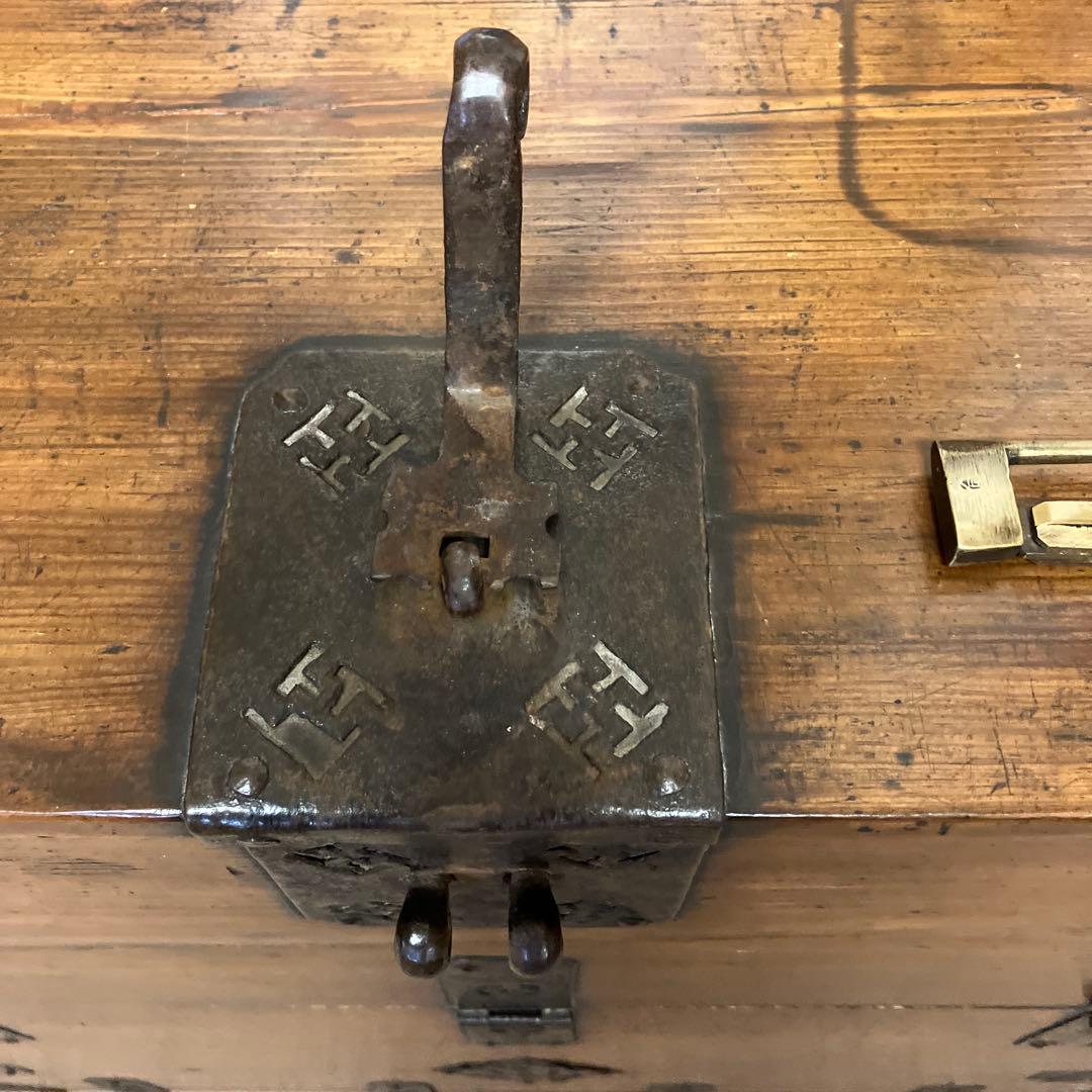 アンティークな李朝家具バンダジ（横幅８１㌢、奥行４３㌢、高さ７５㌢　錠前付き）