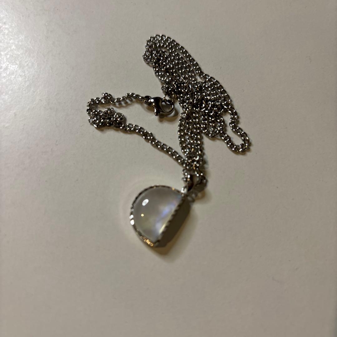 青く光る！ブルームーンたんのネックレスたん！