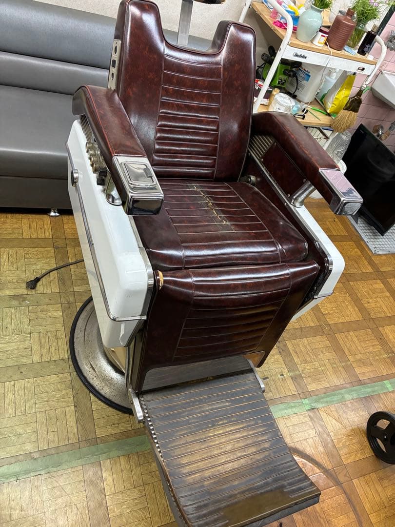 理容椅子　電動リクライニング理容椅子 ブラウン タカラ　８５９　中古