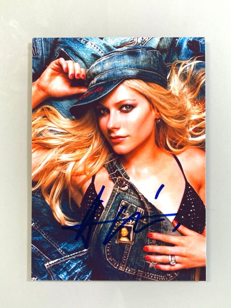 アヴリル・ラヴィーン直筆サイン入り2Lサイズ写真‥