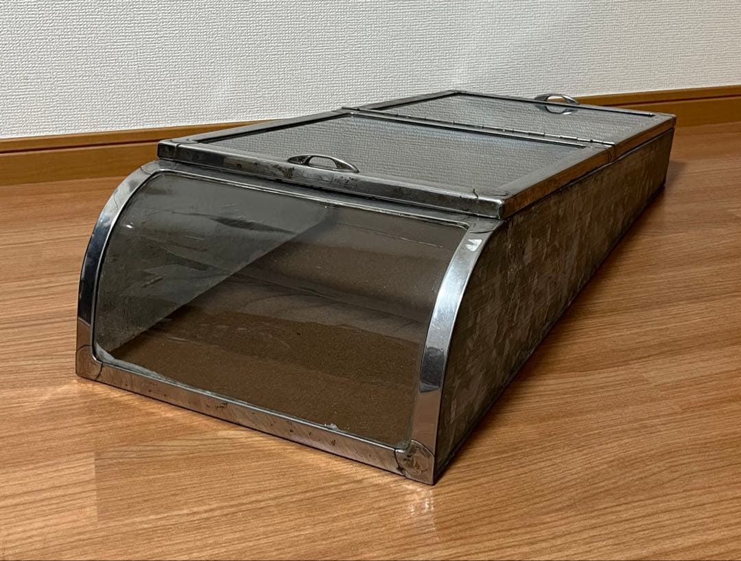 【1月限定価格】昭和レトロ　ブリキ製ショーケース（2枚扉、取り外し可能）