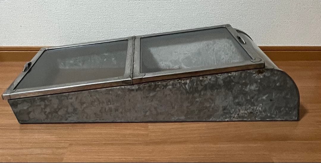 【1月限定価格】昭和レトロ　ブリキ製ショーケース（2枚扉、取り外し可能）