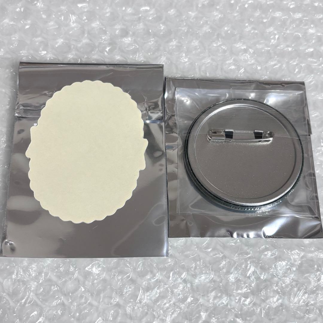 進撃の巨人 リヴァイ プリンスホテル 特典 缶バッジ ステッカー 2点セット