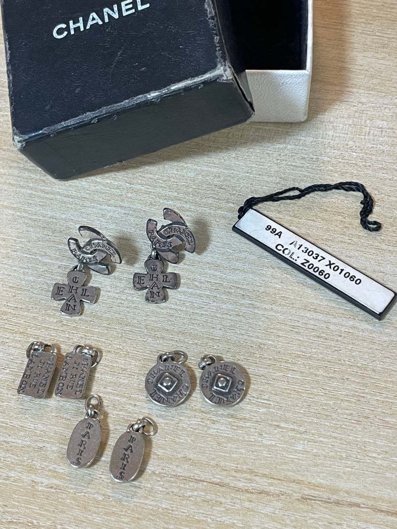 CHANELシルバーチャームピアス