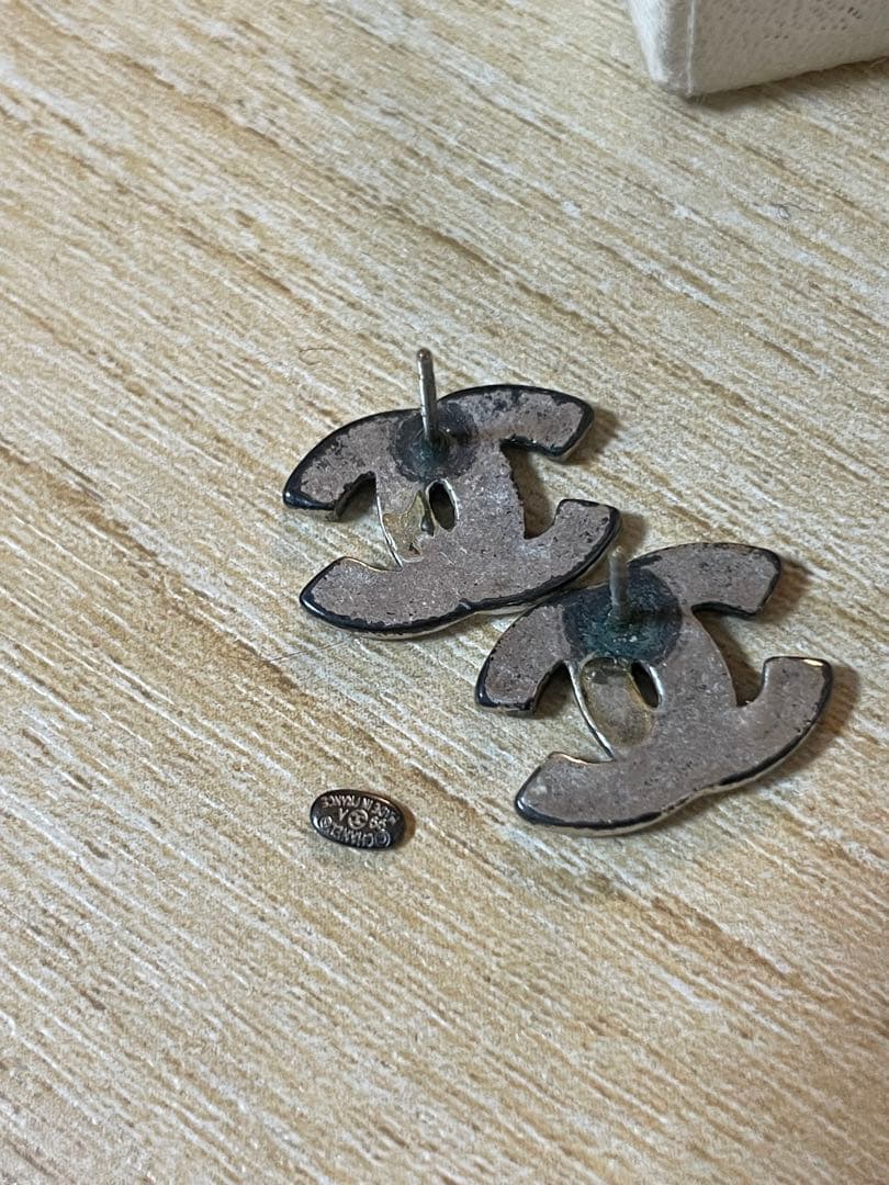 CHANELシルバーチャームピアス