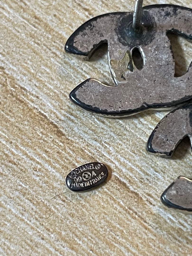 CHANELシルバーチャームピアス