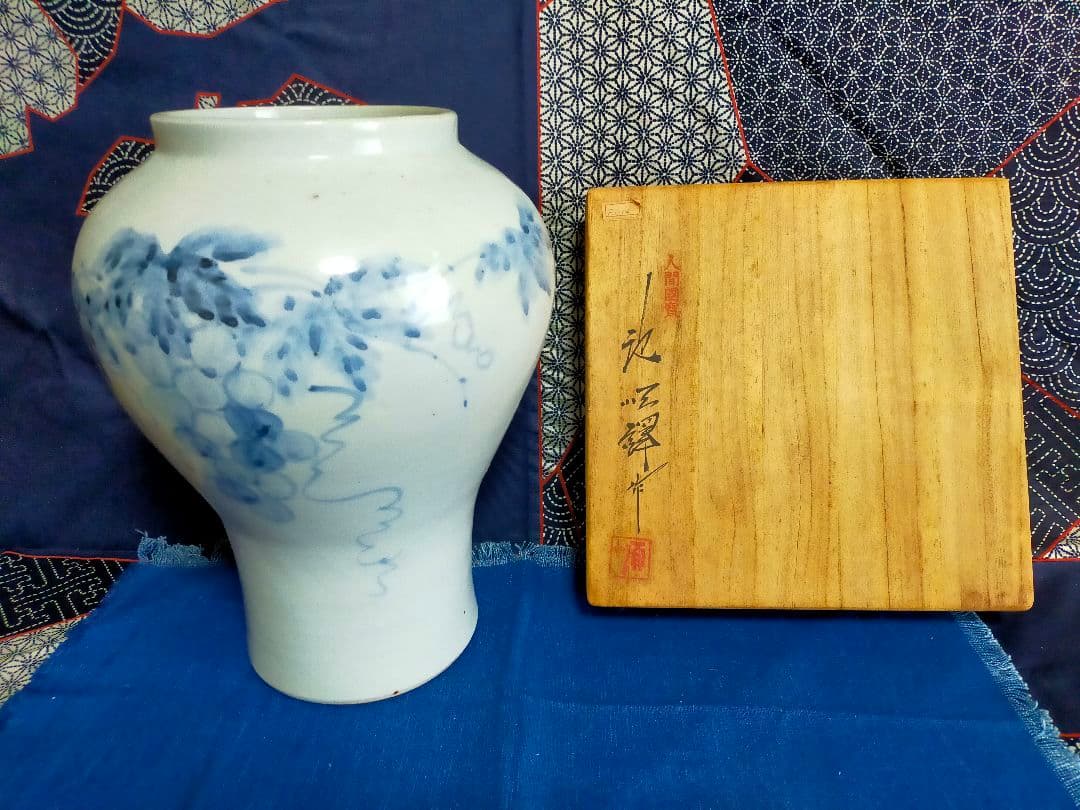 韓国【人間文化財】　池 順鐸作　白磁染付手描き葡萄文花瓶(壷)