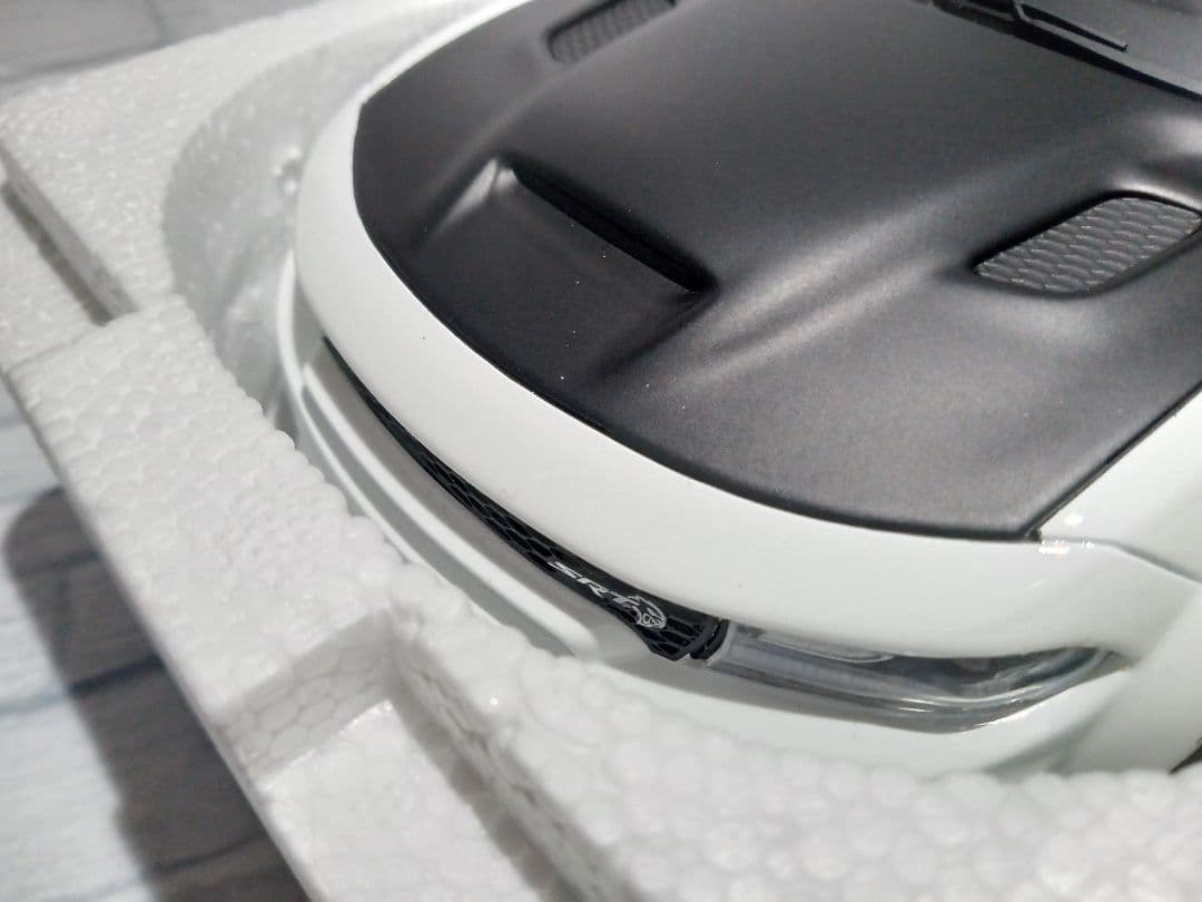 1/18 GTスピリット　ダッジ　チャージャー　ヘルキャット　ミニカー　ホワイト