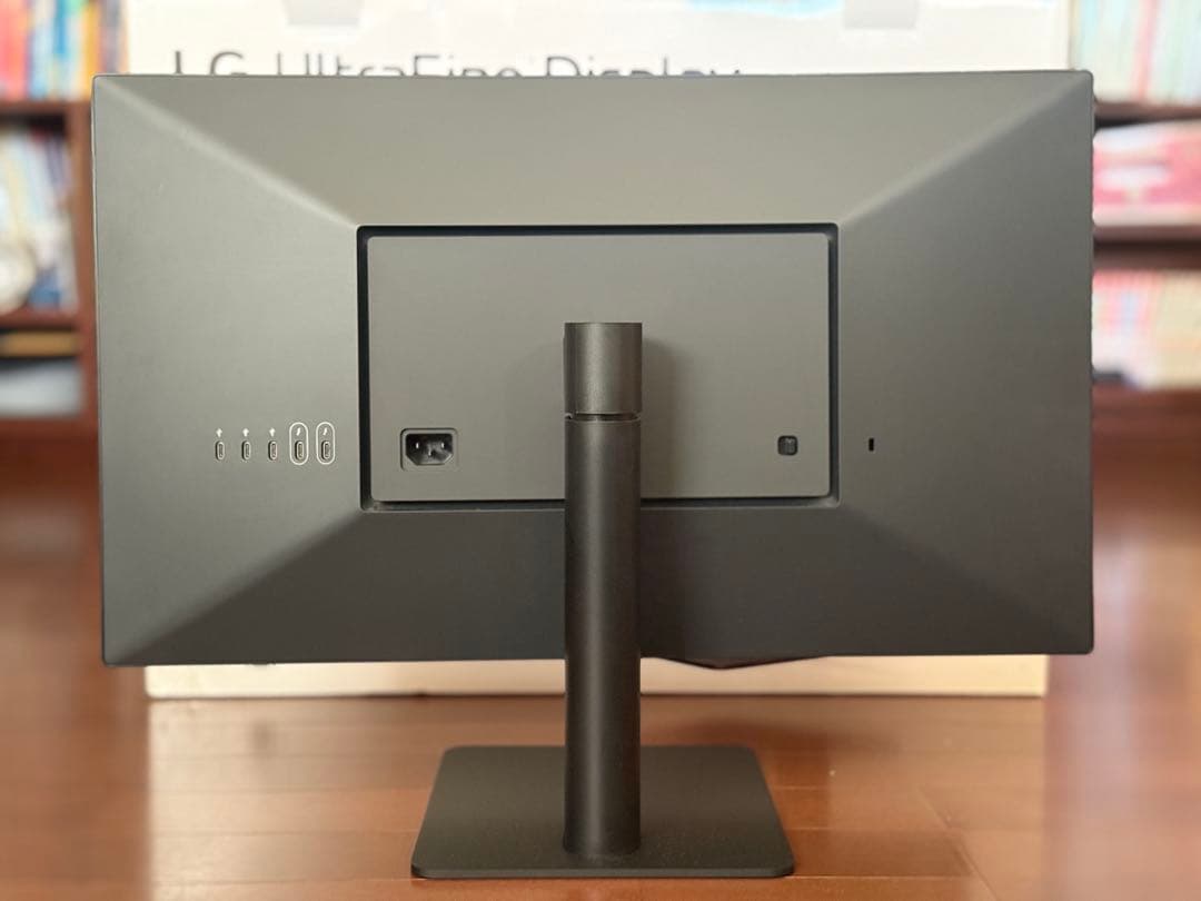 LG UltraFine Display 23.7”