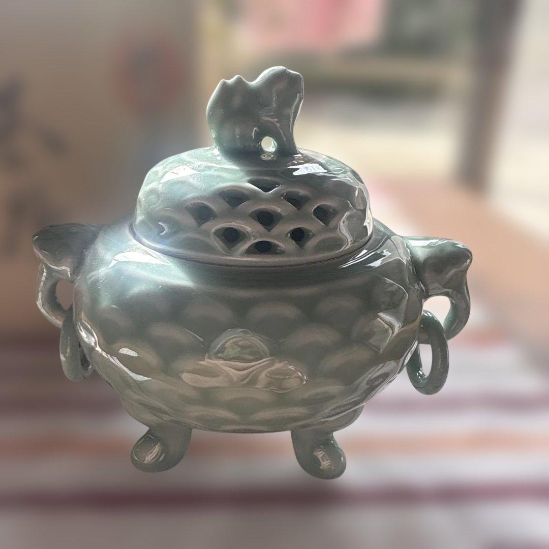 『鍋島焼」冬山作香炉　青磁透し彫（木箱付）