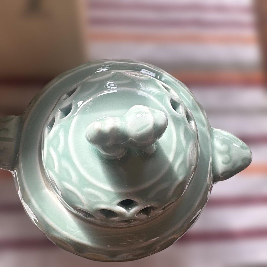 『鍋島焼」冬山作香炉　青磁透し彫（木箱付）