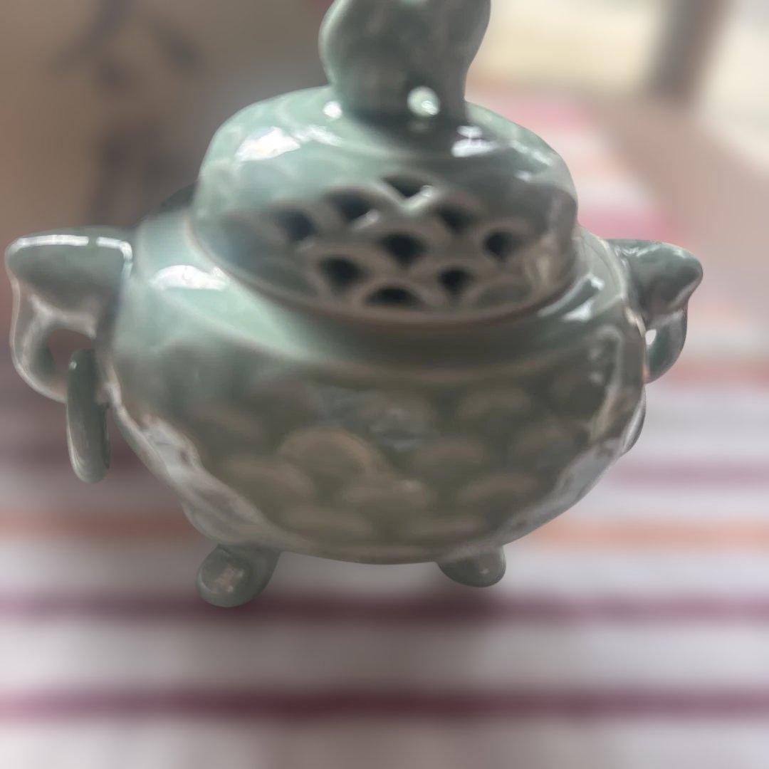 『鍋島焼」冬山作香炉　青磁透し彫（木箱付）