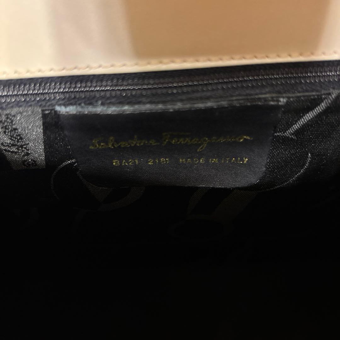 フェラガモ ガンチーニ トップハンドル 白　ショルダー付属