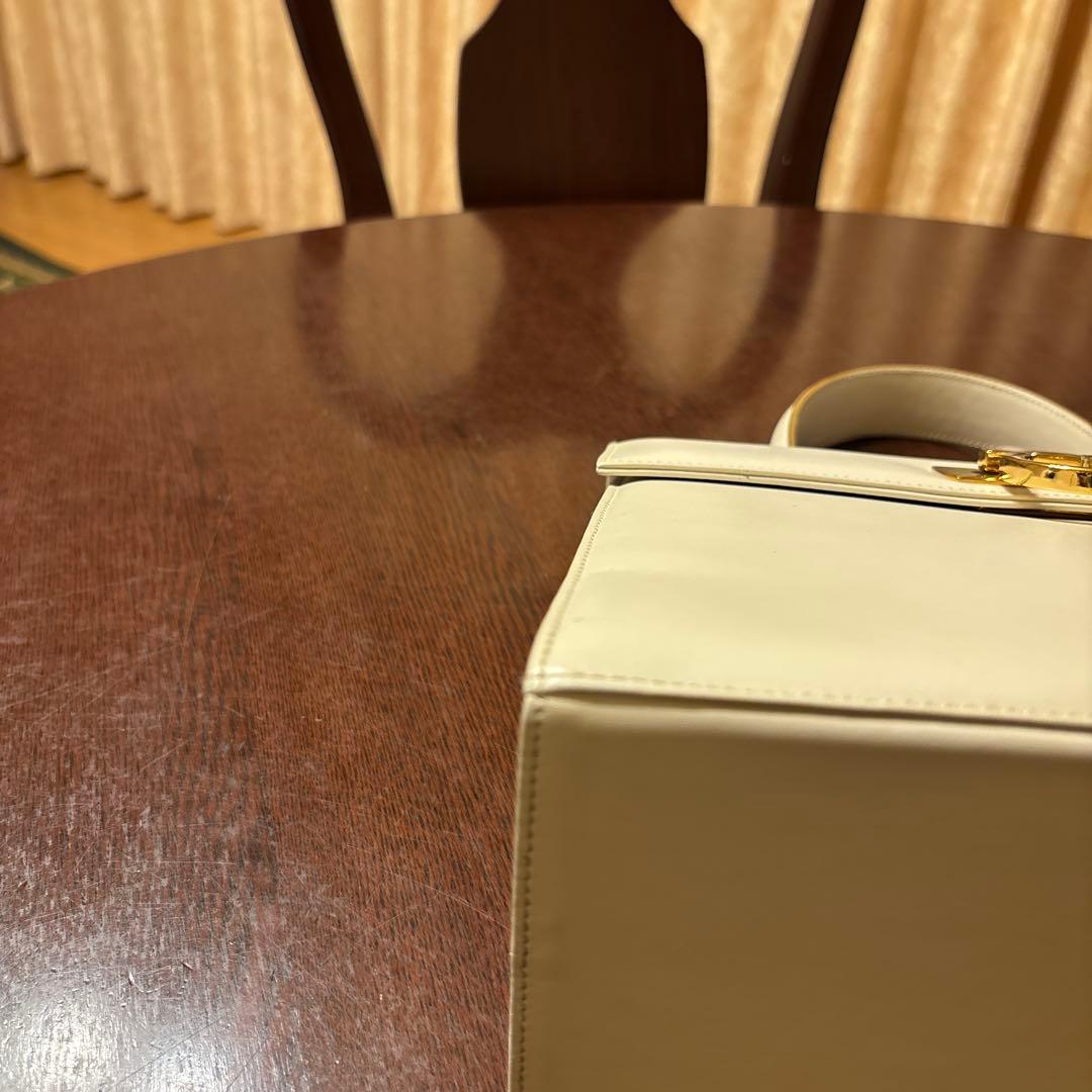 フェラガモ ガンチーニ トップハンドル 白　ショルダー付属