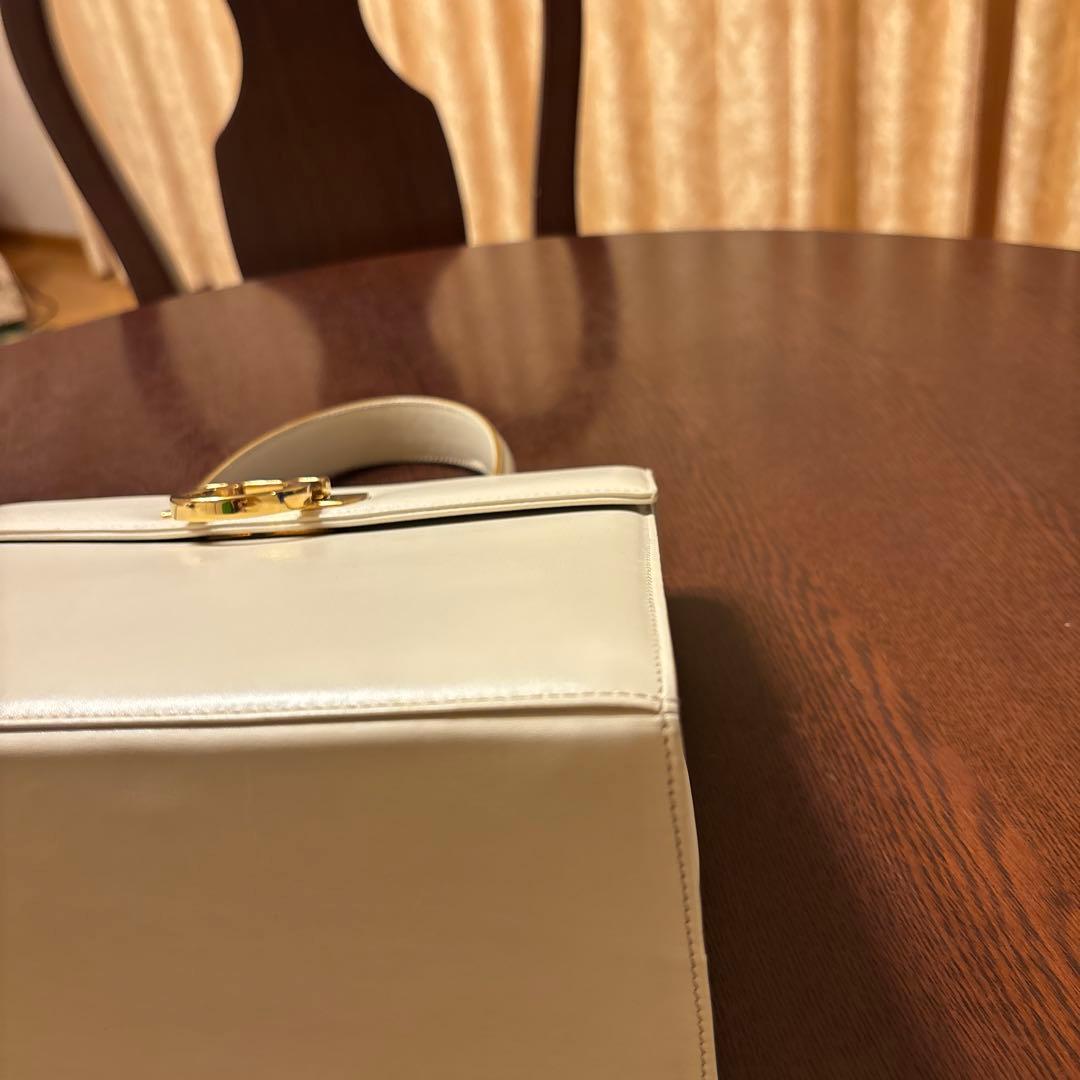 フェラガモ ガンチーニ トップハンドル 白　ショルダー付属