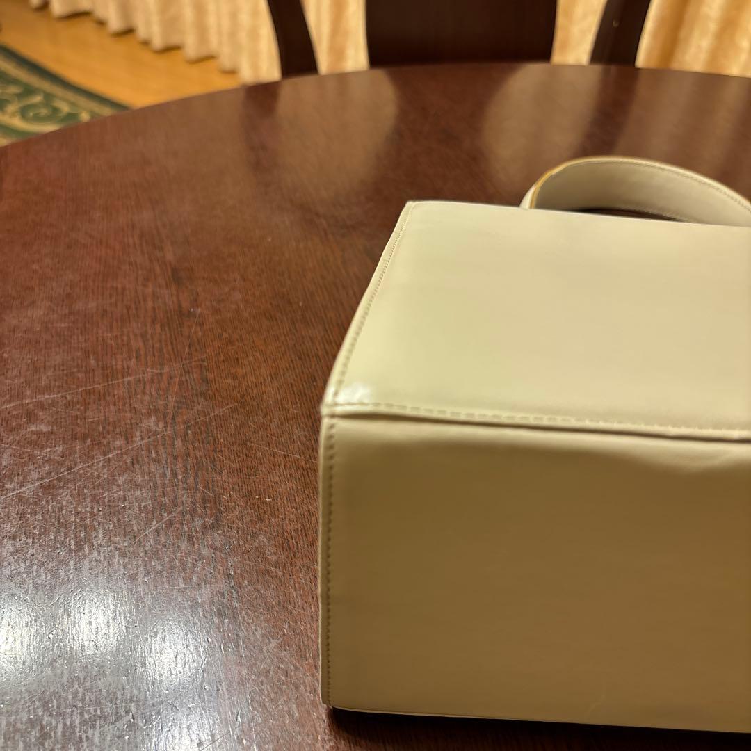 フェラガモ ガンチーニ トップハンドル 白　ショルダー付属