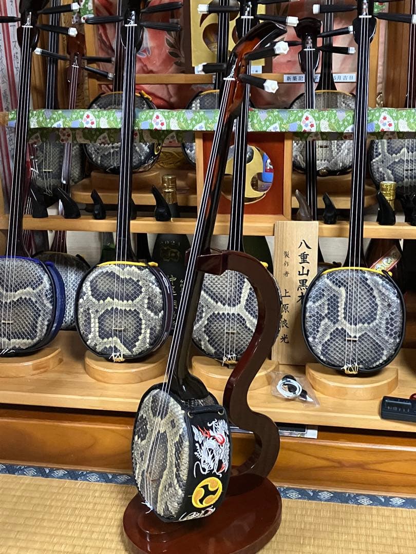 沖縄三線ワンランク上(上質黒檀)真壁型本皮一枚張りスンチ塗り期間限定出品