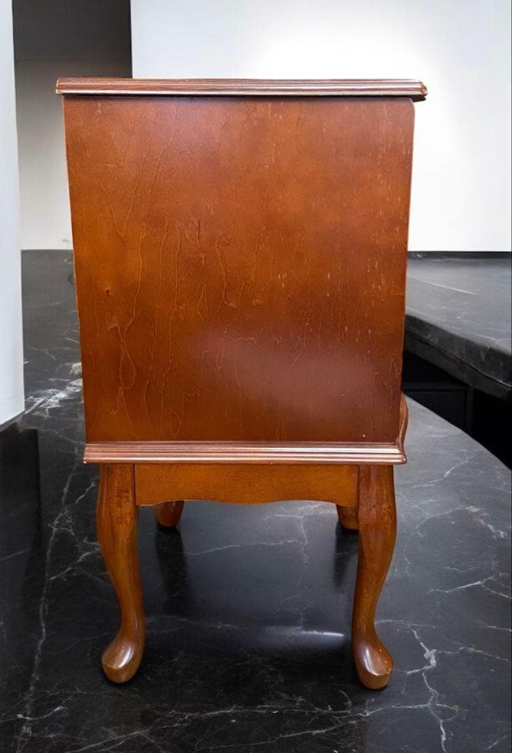 シ*跡様 オークションで格安出品★猫脚　2段収納 アンティーク風チェスト　サイド