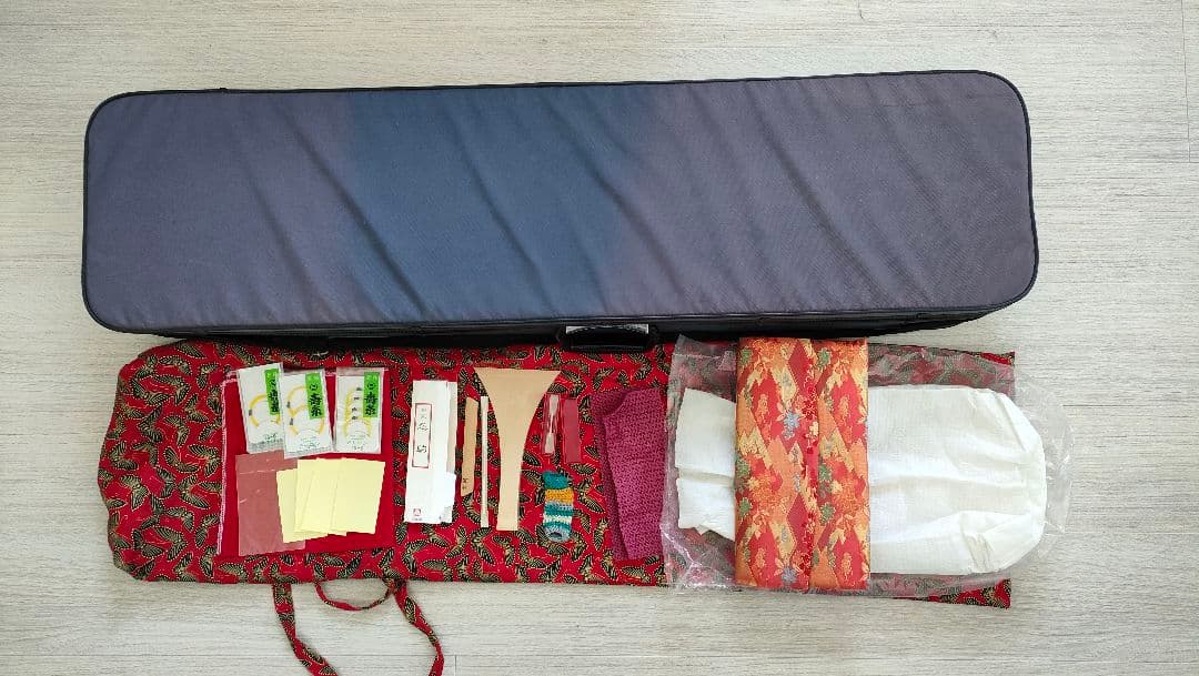 皮裂け気味の小さい傷あり　細棹三味線セット