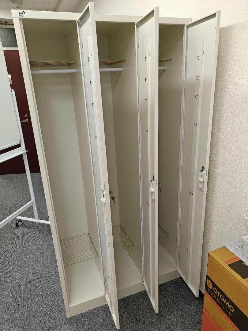 更衣ロッカー（3人用）網棚・カギ付き