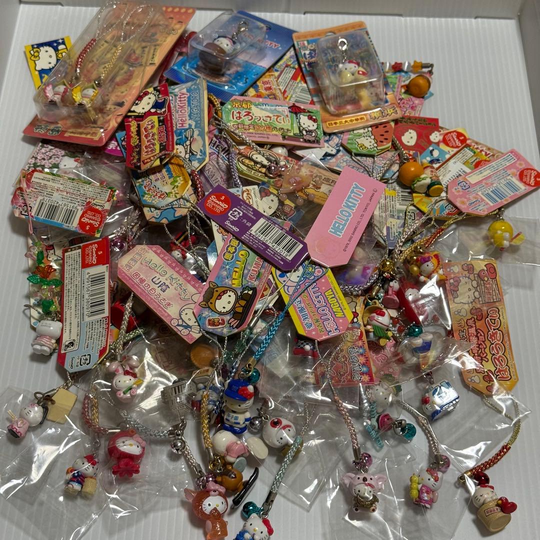 ご当地キティ　根付けストラップ等　64点　まとめ売り