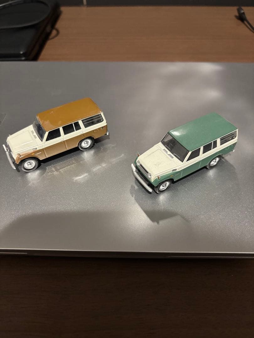 トミカ 2台セット ブラウンとグリーン