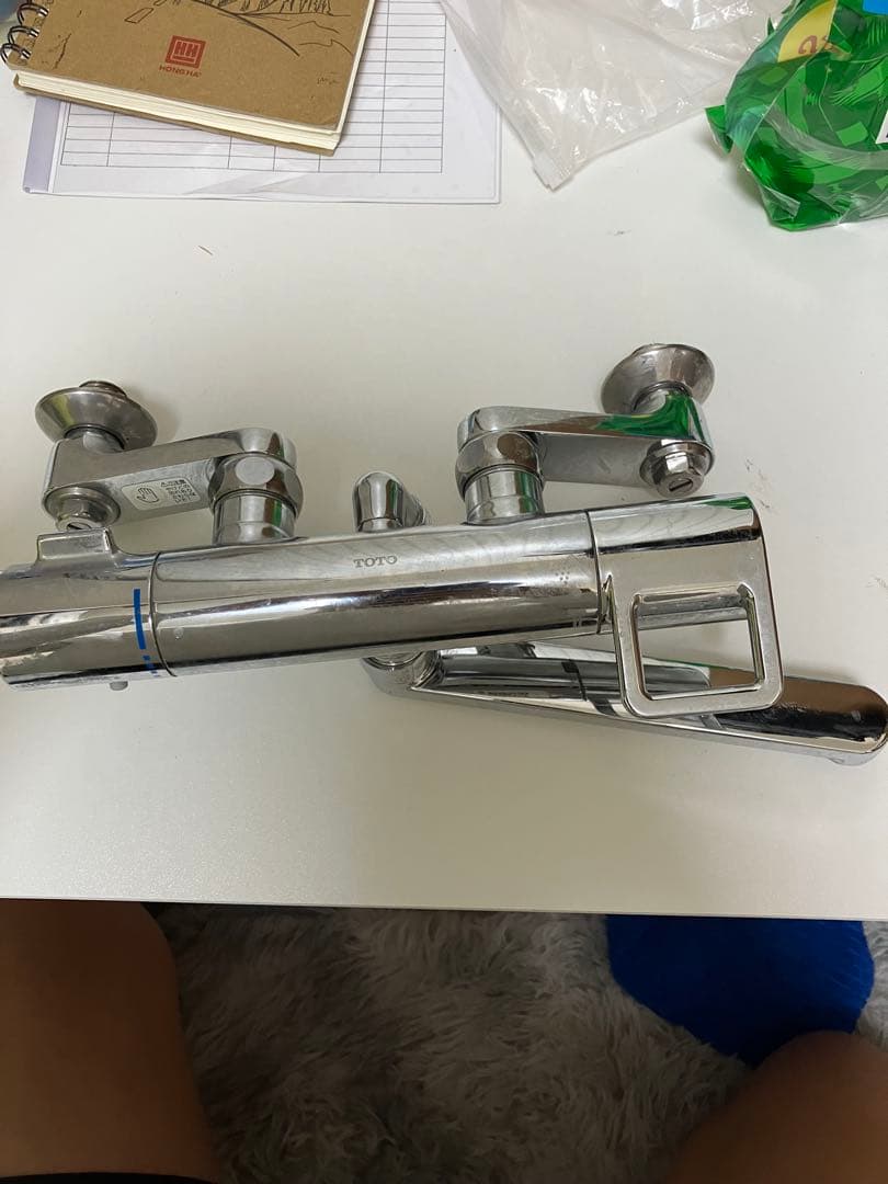 TOTO製の 壁付けサーモスタット混合水栓（シャワー付き）