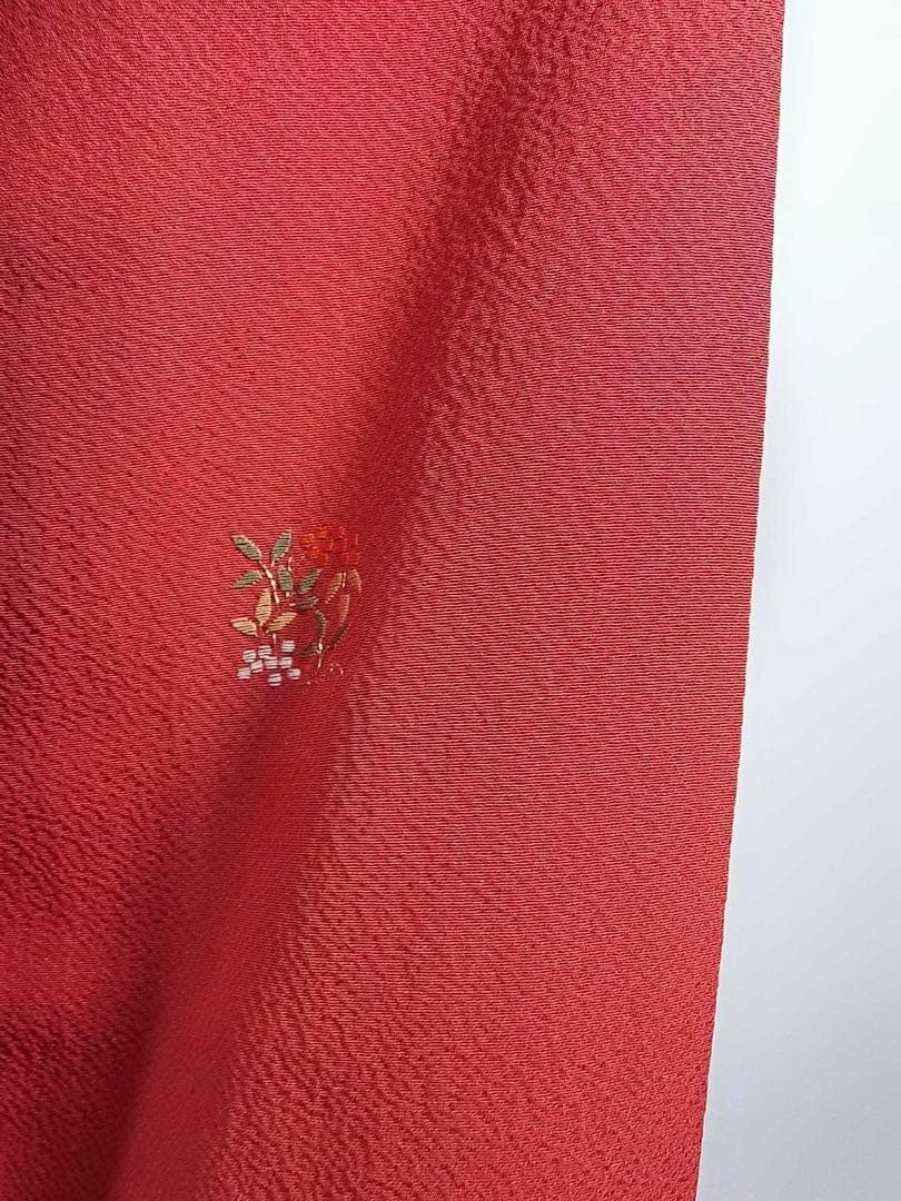 美品　振袖　色無地　シンプルな縮緬　着物　正絹　やや淡い赤色