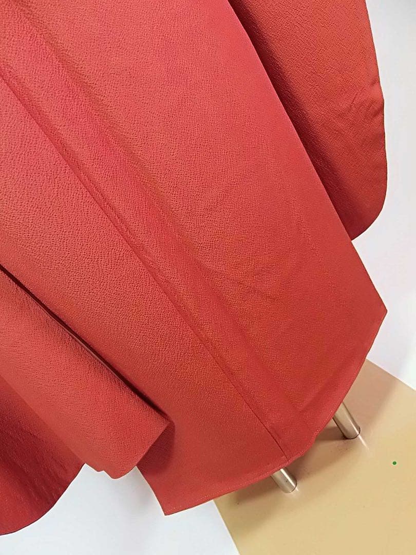 美品　振袖　色無地　シンプルな縮緬　着物　正絹　やや淡い赤色