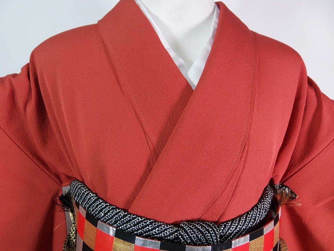 美品　振袖　色無地　シンプルな縮緬　着物　正絹　やや淡い赤色