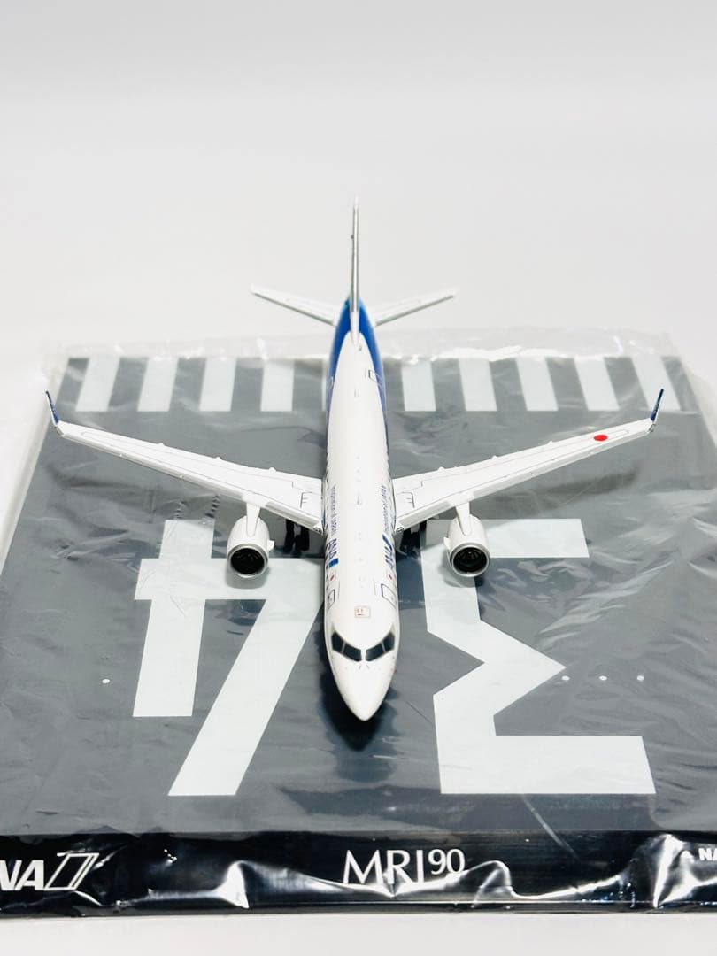 全日空商事 1/200 ANA MRJ90 滑走路パネル付き MR29008