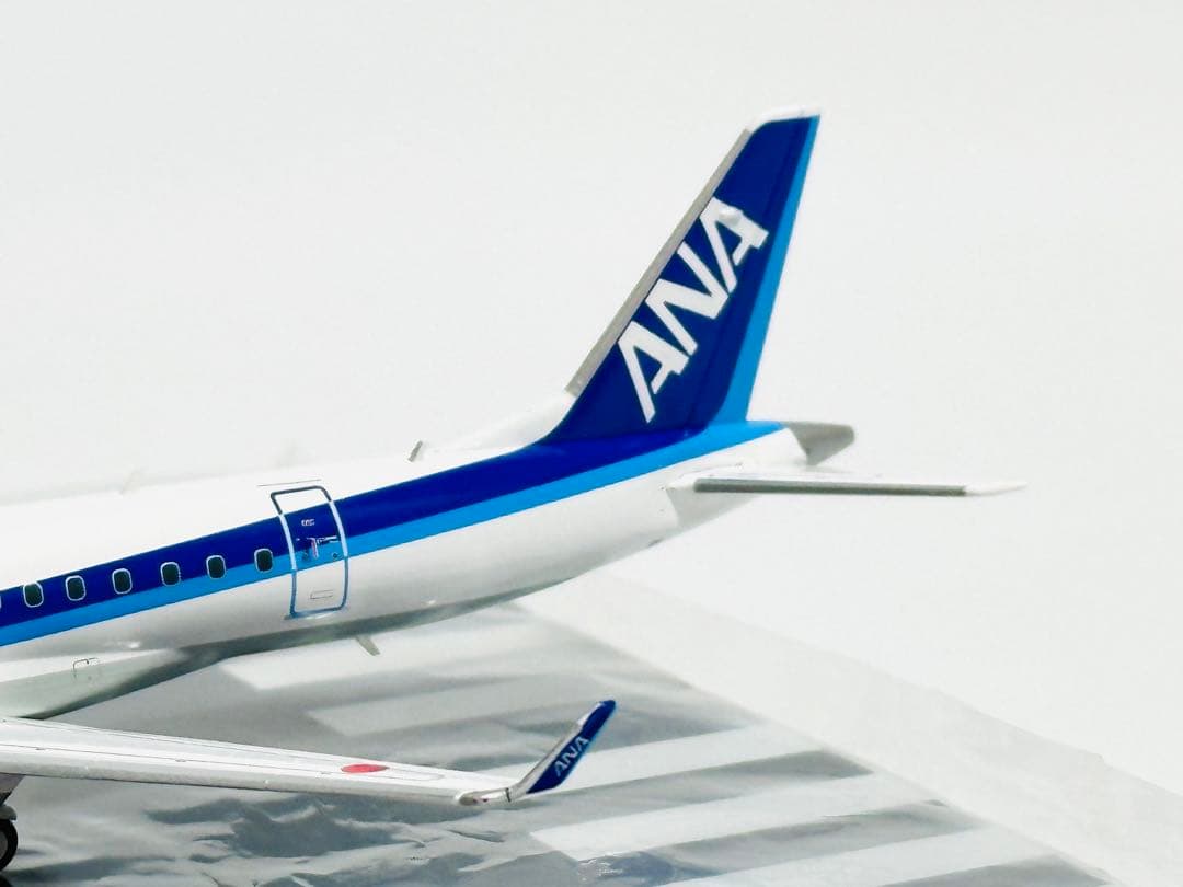 全日空商事 1/200 ANA MRJ90 滑走路パネル付き MR29008