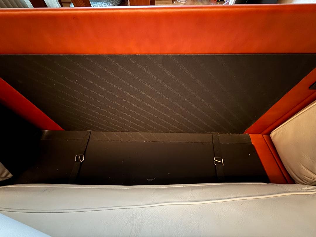 ポルトローナフラウ　クッション5個付き