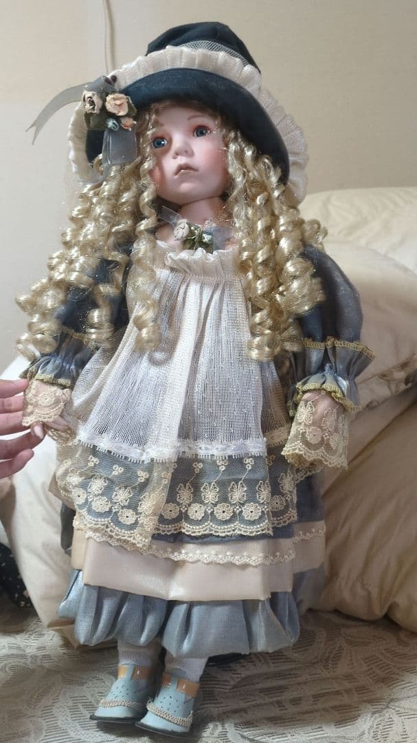 レース装飾のドール
