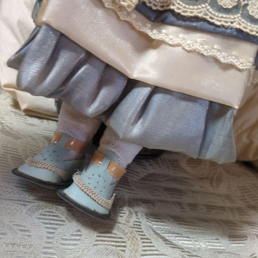 レース装飾のドール