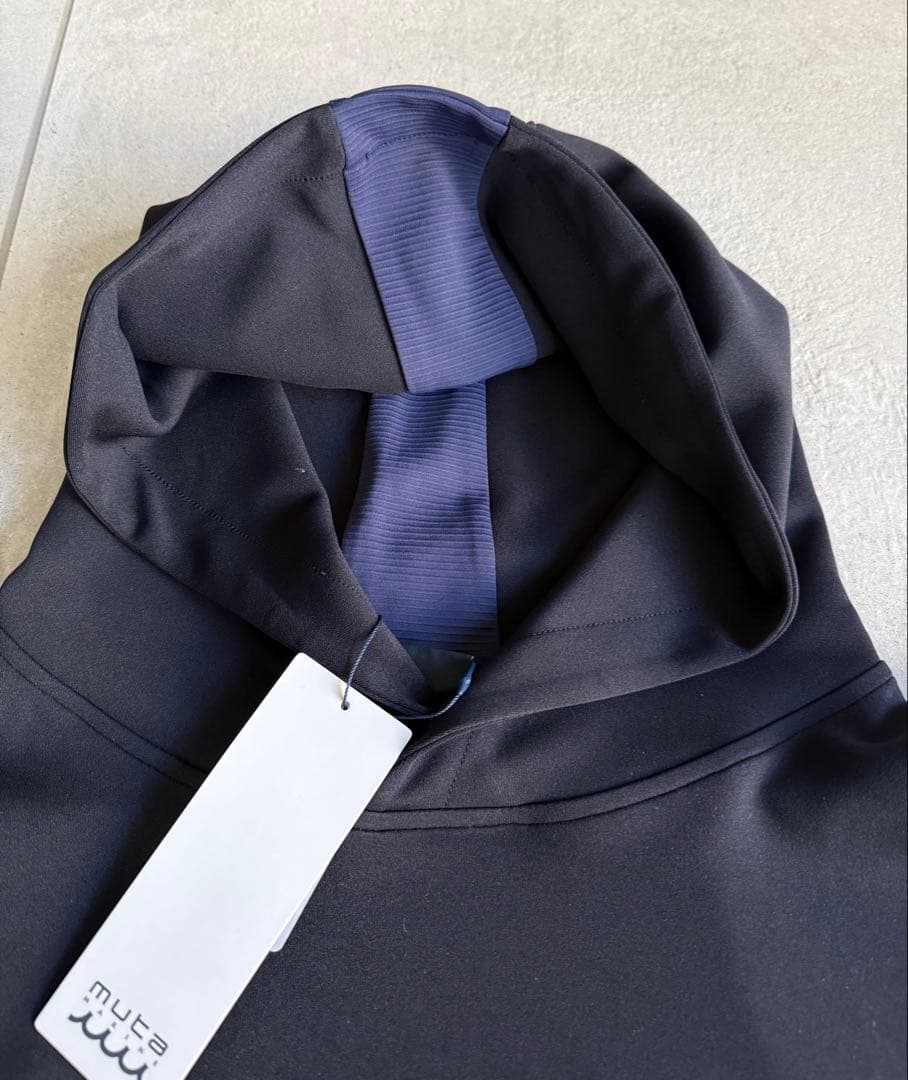 【新品】mutaMARINE エンボススムースダンボールプルパーカー　ネイビーＬ