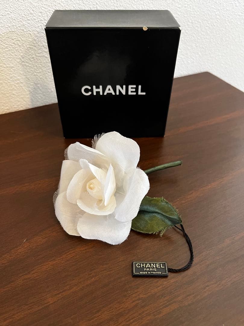 CHANEL ホワイトフラワーコサージュ