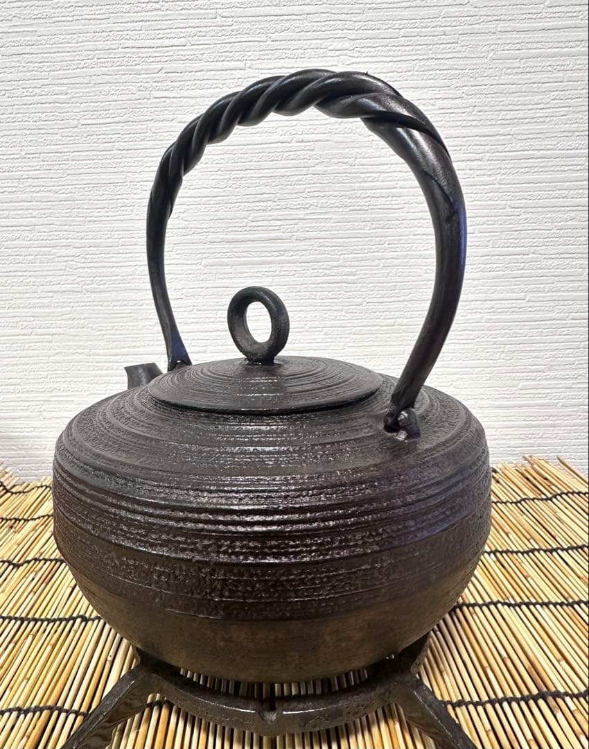 ＵＳＥＤ、美品　岩手県奥州 佐秋鋳造所 佐藤守巨造 捻鉉 糸目文様　南部鉄瓶