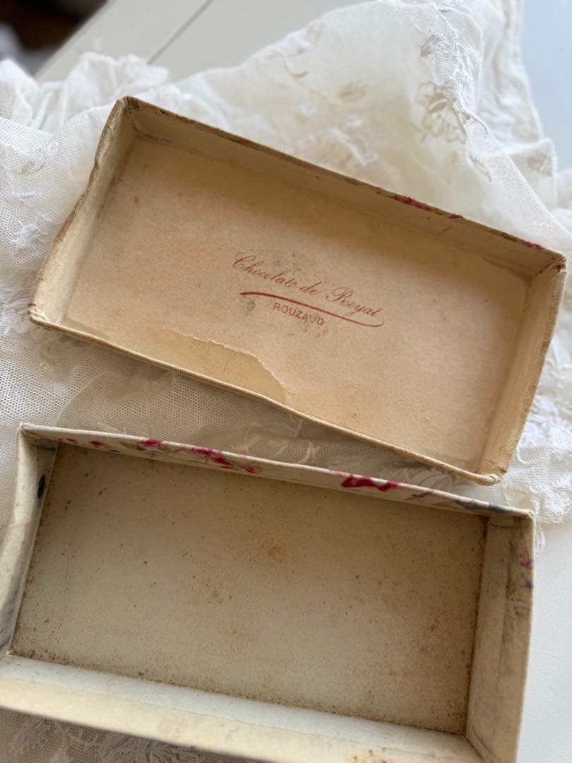 フランスアンティーク貴婦人と紳士ジュイ柄の小さなカルトナージュb