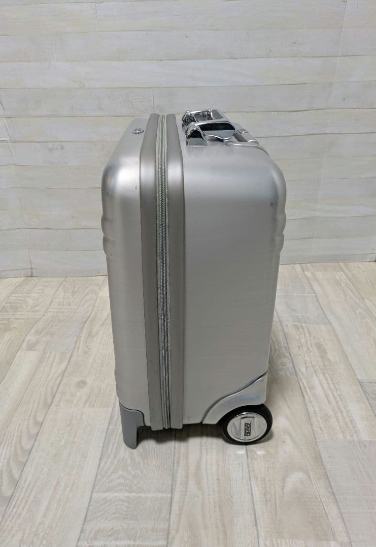 無骨でかっこいい！ゼロハリバートン　アルミキャリーケース
