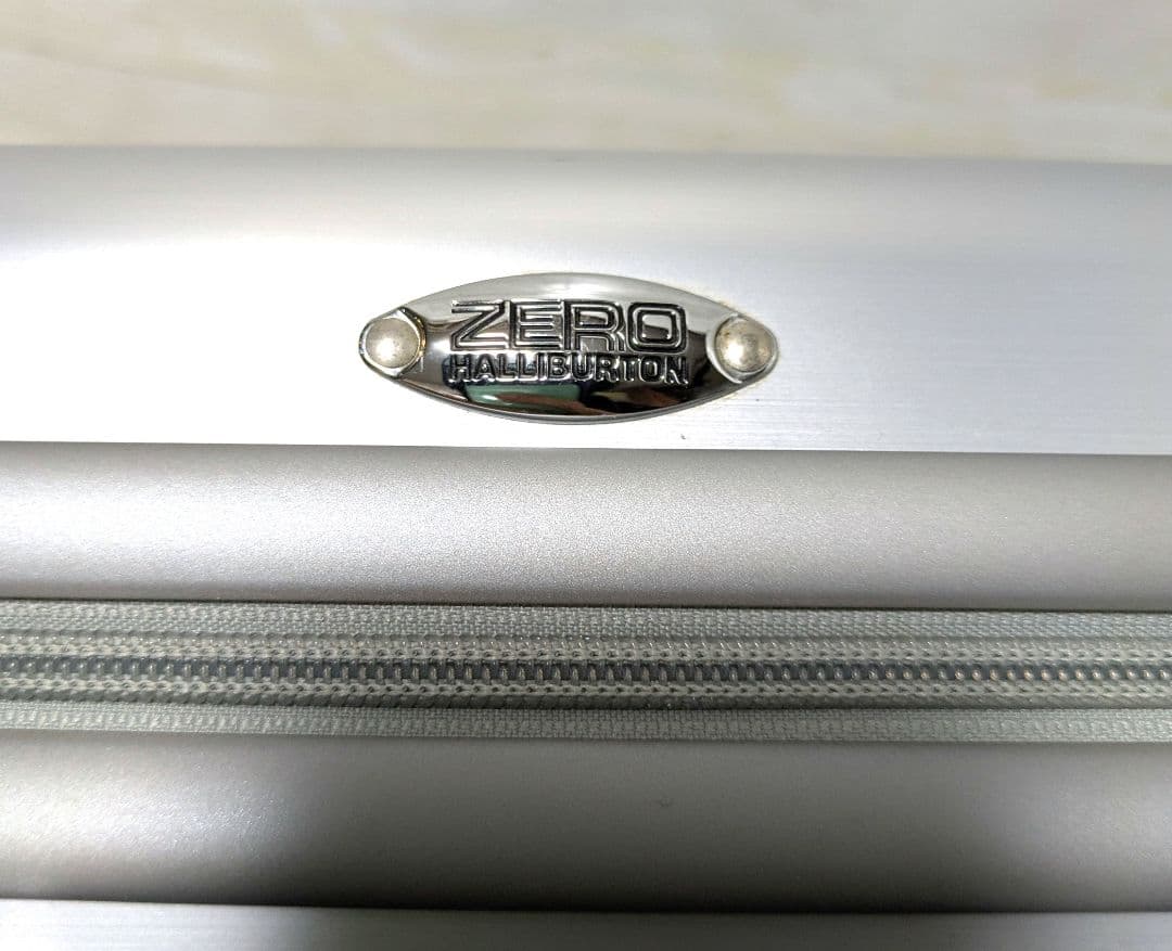 無骨でかっこいい！ゼロハリバートン　アルミキャリーケース