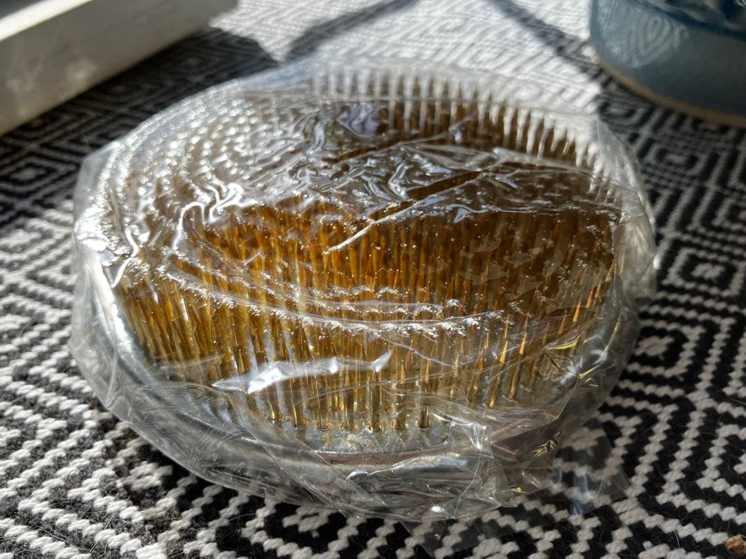 美品 水色の陶器製 花器 と 丸大形 高級剣山は新品未使用　ワレモノ発送致します