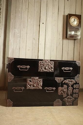 Akamaru 　綺麗な打ち出し金具時代庄内箪笥　扉付き　時代箪笥