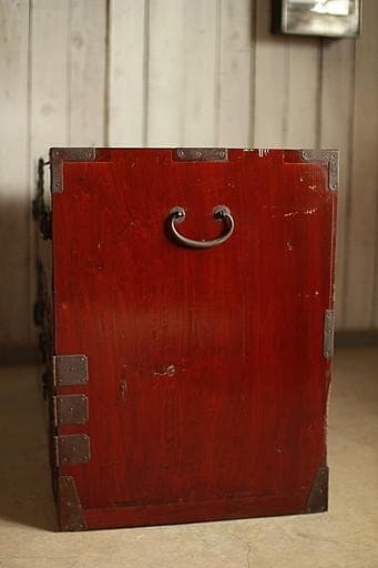 Akamaru 　綺麗な打ち出し金具時代庄内箪笥　扉付き　時代箪笥