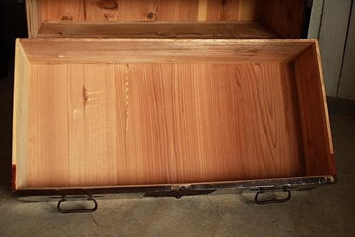 Akamaru 　綺麗な打ち出し金具時代庄内箪笥　扉付き　時代箪笥