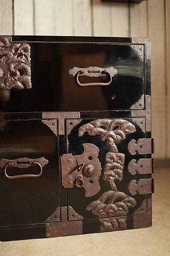 Akamaru 　綺麗な打ち出し金具時代庄内箪笥　扉付き　時代箪笥