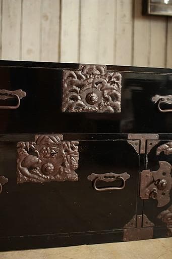 Akamaru 　綺麗な打ち出し金具時代庄内箪笥　扉付き　時代箪笥