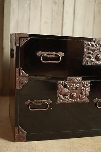 Akamaru 　綺麗な打ち出し金具時代庄内箪笥　扉付き　時代箪笥