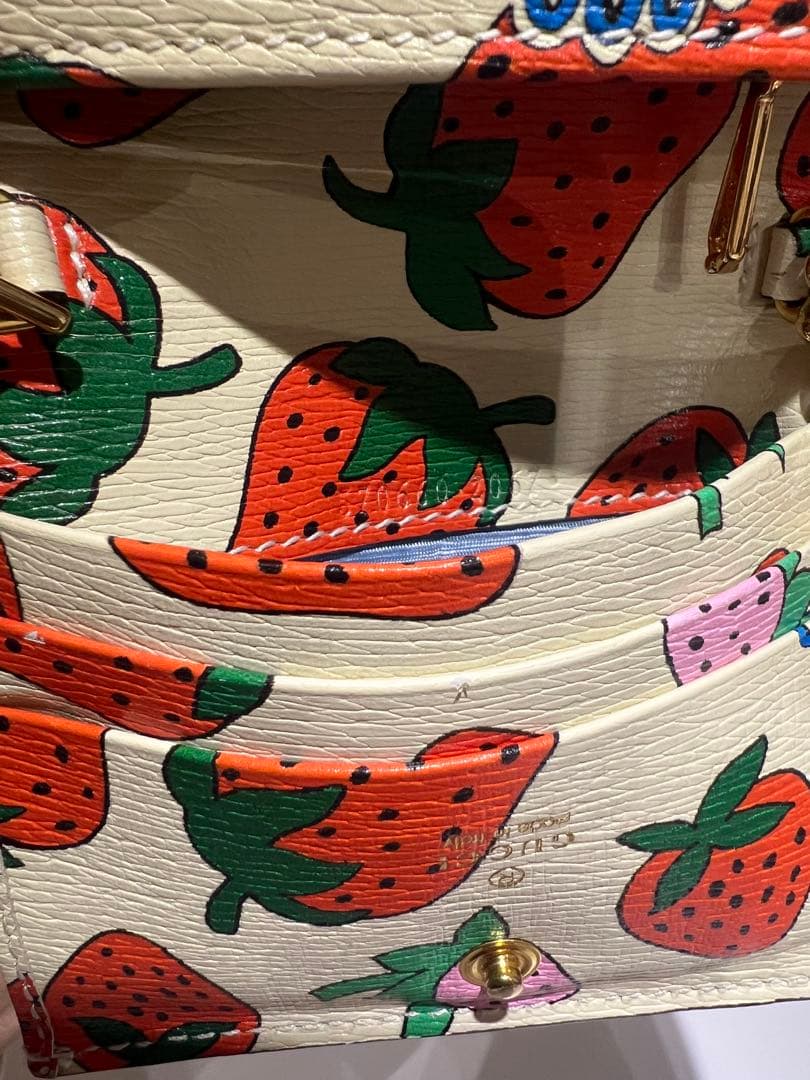 GUCCI グッチ　いちご柄 二つ折り財布　チェーン付き