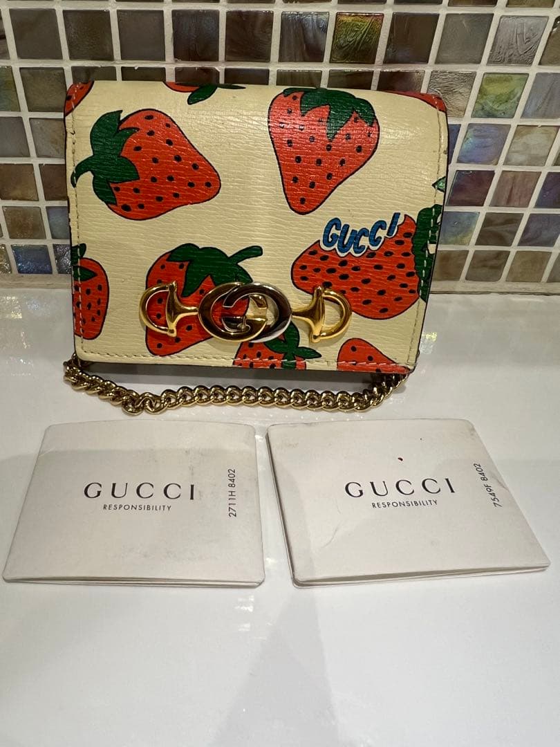 GUCCI グッチ　いちご柄 二つ折り財布　チェーン付き